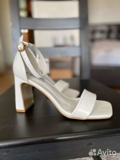 Босоножки 38