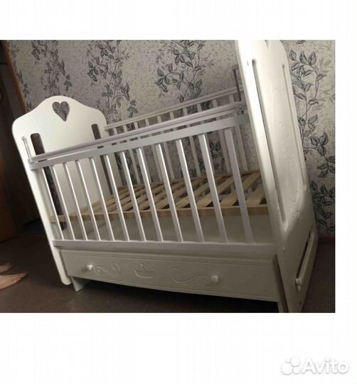 Детская кроватка и комод