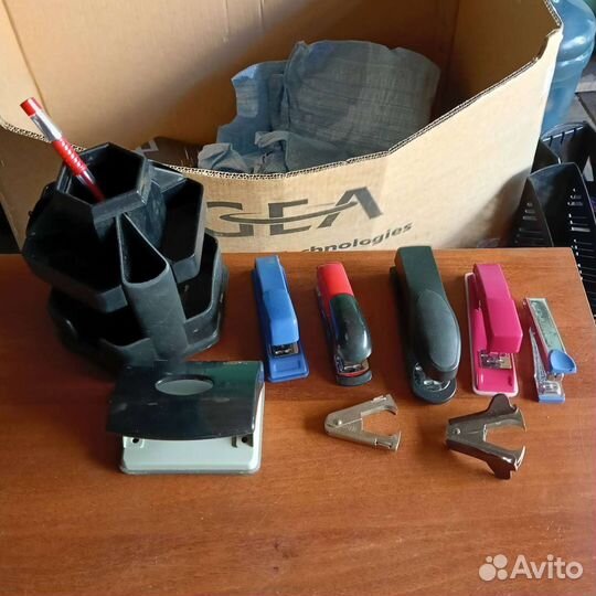 Зажимы для бумаг, степлеры