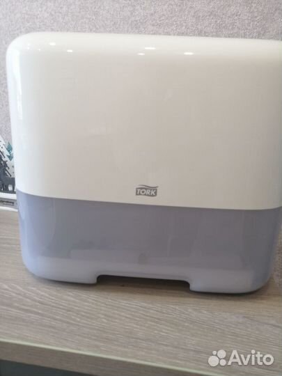 Диспенсер для листовых полотенец Tork
