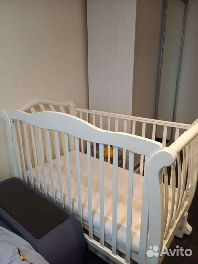 Детская кроватка с продольным маятником