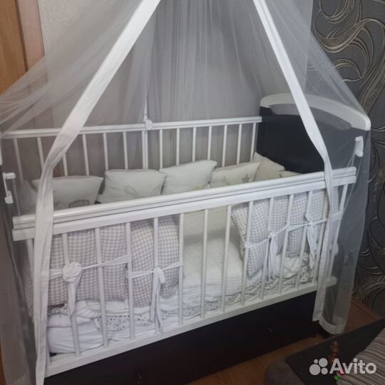 Детская кровать с ящиками и комод