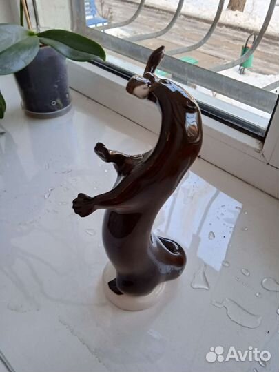 Статуэтка выдра с рыбой