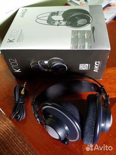 AKG K702