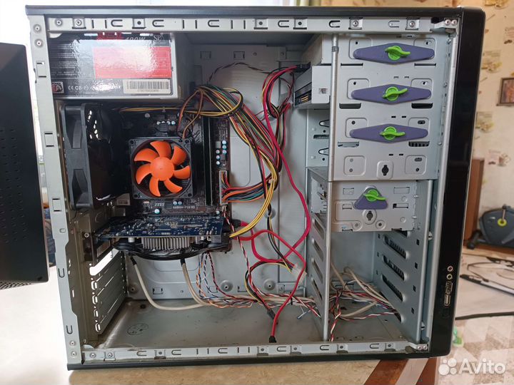 Системный блок и монитор