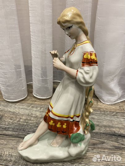 Статуэтка фарфор гадание на ромашке