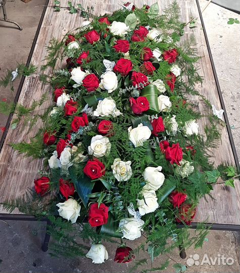 Траурные венки из живых цветов