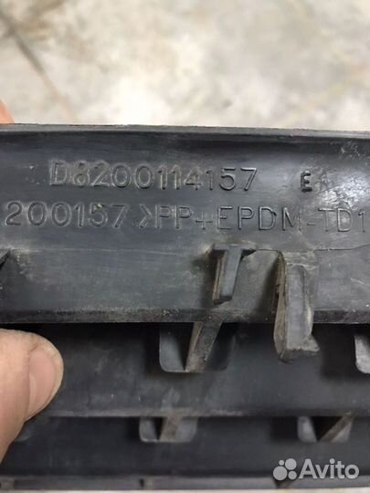 Решетка радиатора правая Renault Megane 2