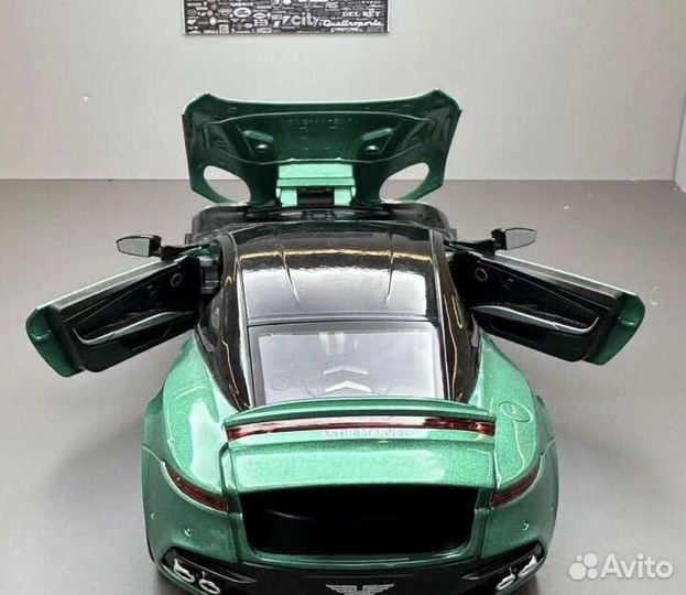 Модель автомобиля Aston Martin DBS 1/22