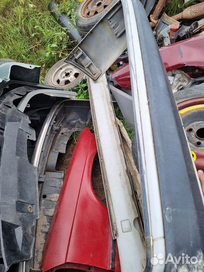 Задний бампер Мерседес124 кузов с накладками