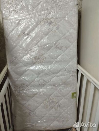 Детская кроватка с маятником