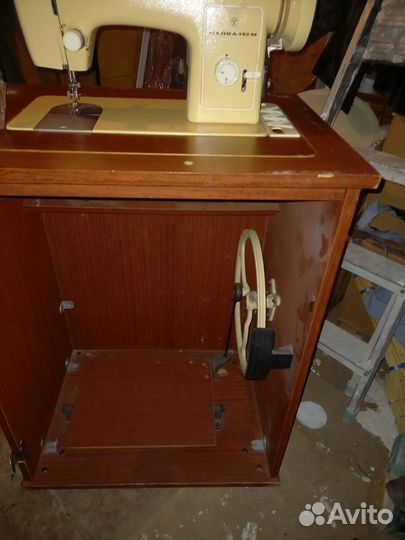 Швейная машина Чайка 142