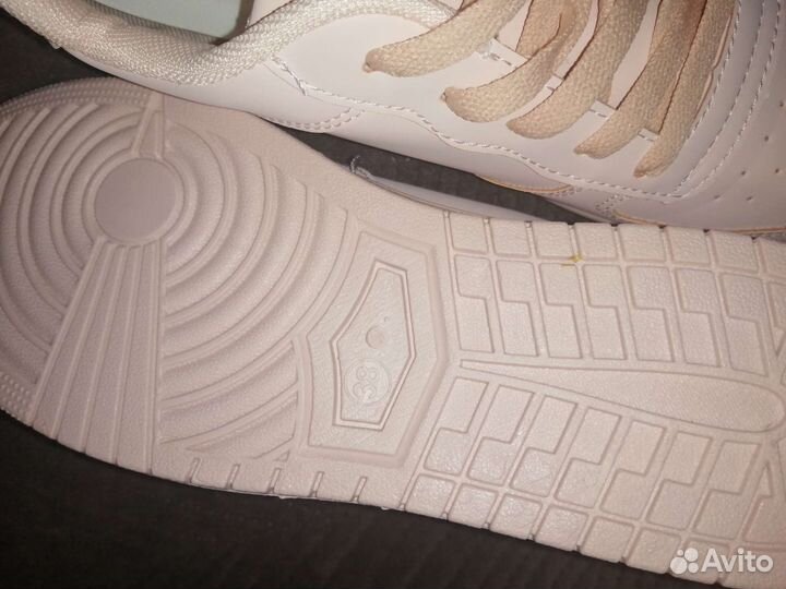 Кроссовки женские, новые