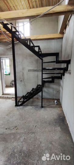 Лестница на 2 этаж в дом