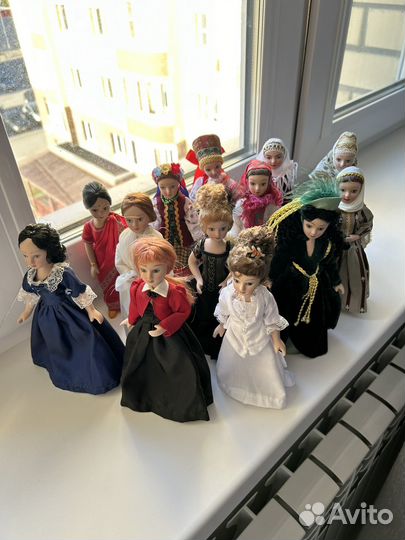 Фарфоровые куклы в народных костюмах и дамы эпохи
