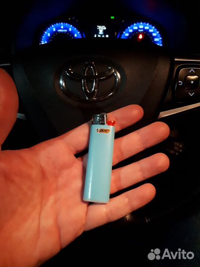Синяя зажигалка