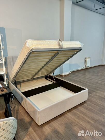 Кровать двуспальная с матрасом