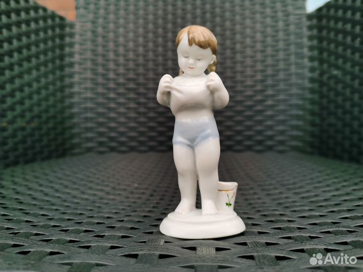 Фигурка девочка с рыбкой лфз СССР редкость