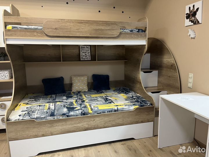 Двухъярусная кровать три спальных места
