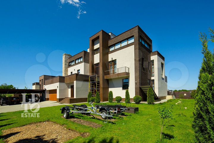 Дом 979 м² на участке 20 сот.