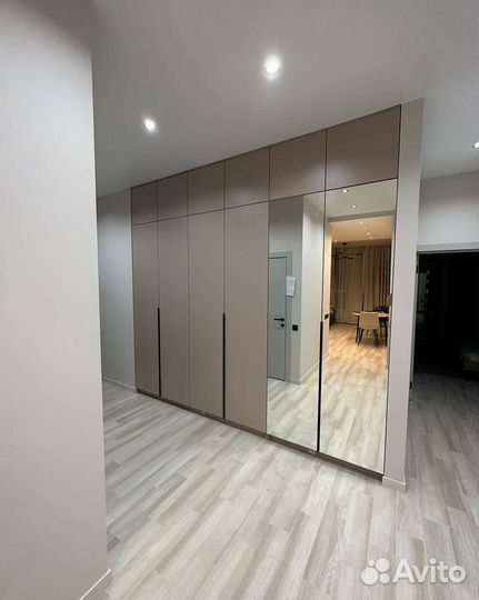 Зеркальный шкаф