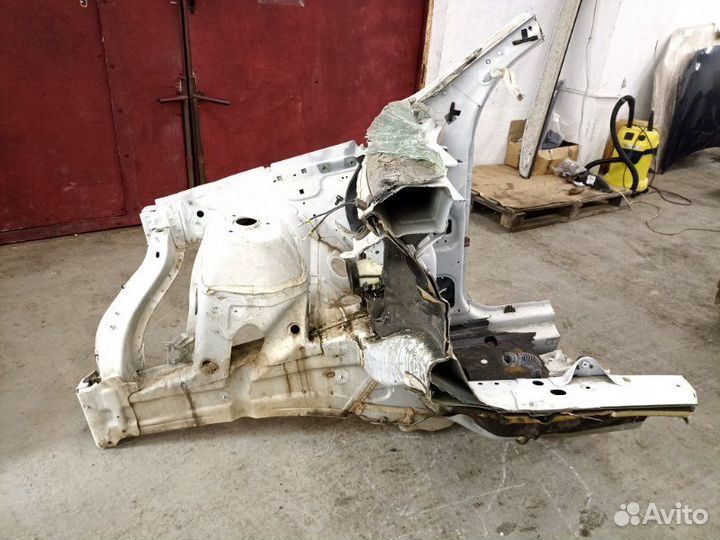 Четверть кузова передний правый Mercedes-Benz