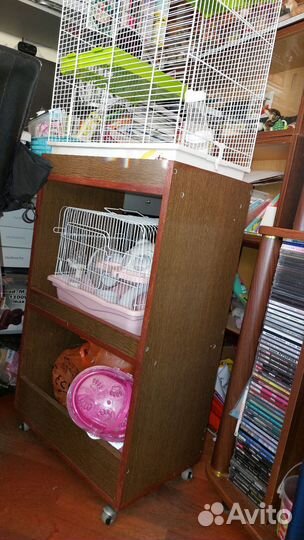 Клетки для крыски и хомячка на тумбочке