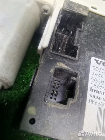 Моторчик стеклоподъемника передний левый Volvo S40