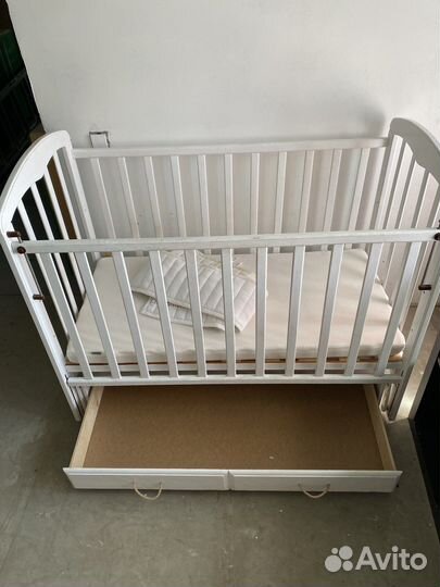 Детская кроватка с маятником и ящиком