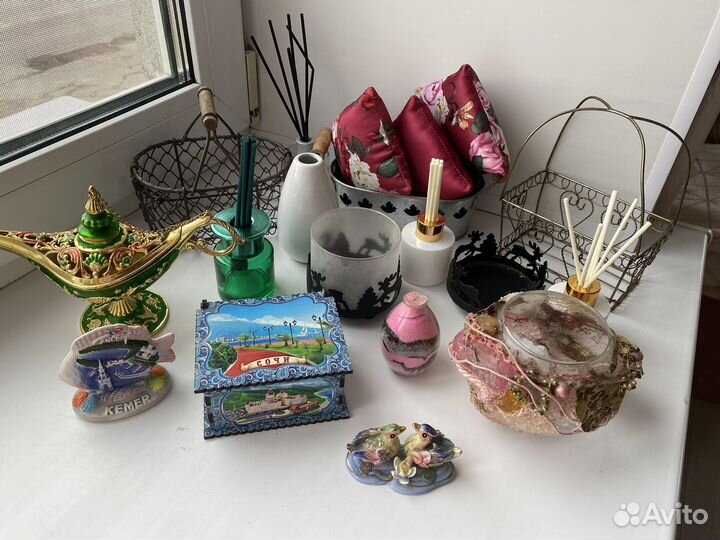 Корзинки, шкатулка, подсвечники, статуэтки