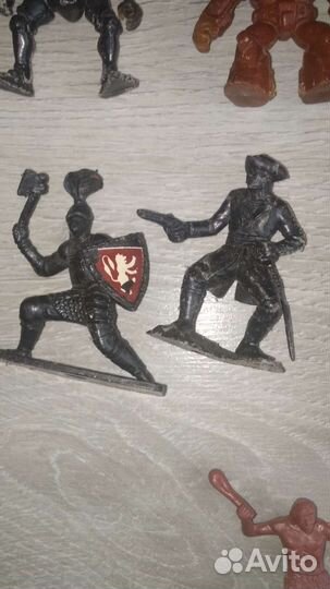 Пластмассовые фигурки звероботы солдатики