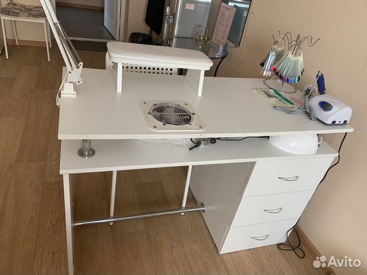 Маникюрный стол с вытяжкой
