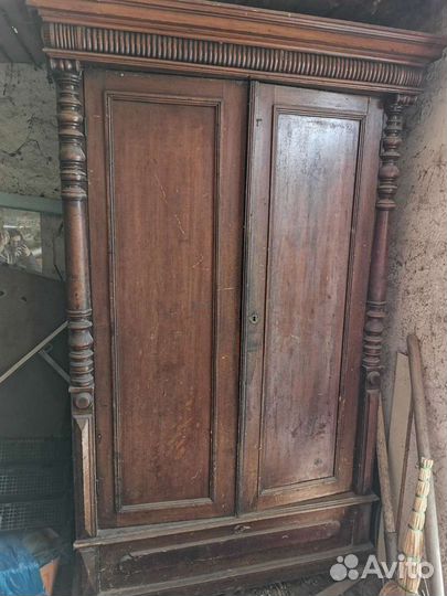Старинный шкаф