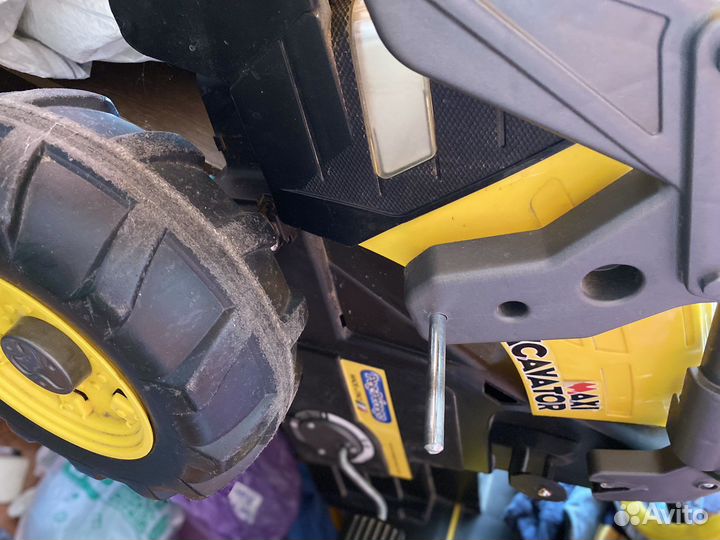 Педальный трактор