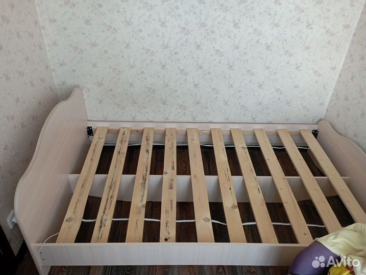Кровать двухспальная 140 200 бу без матраса