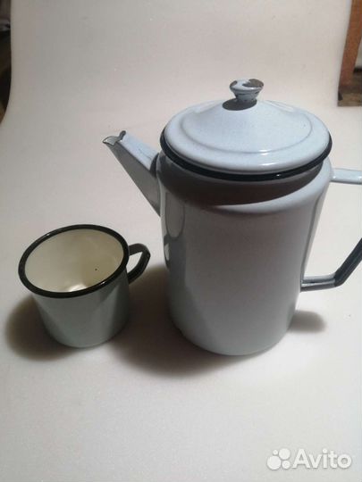 Чайник эмалированный и кружка