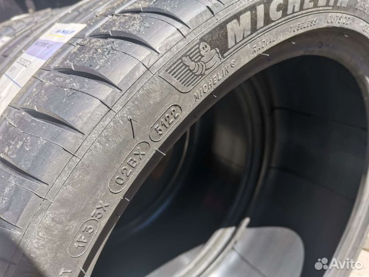 Michelin Pilot Sport 4 S 255/35 R21 и 285/30 R21