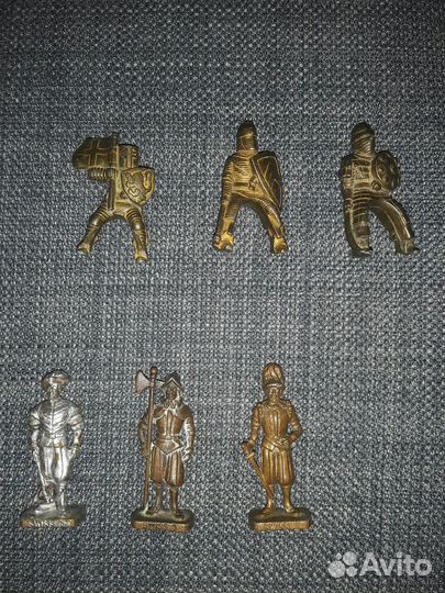 Киндер рыцари всадники короли кони метал фигурки