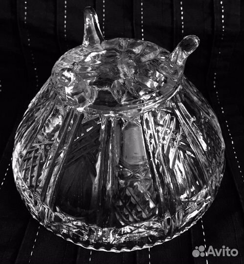 Хрустальная конфетница с крышкой на ножках винтаж