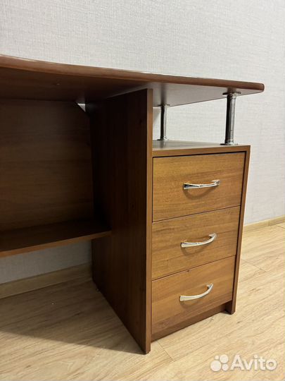 Письменный стол