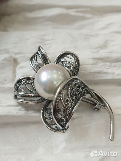 Брошь с жемчугом
