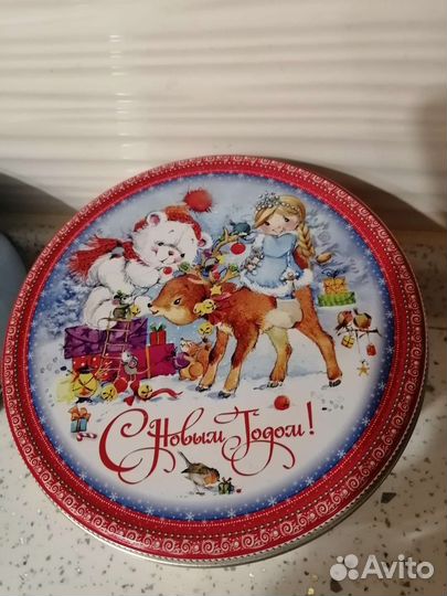 Жестяные банки с новогодней тематикой