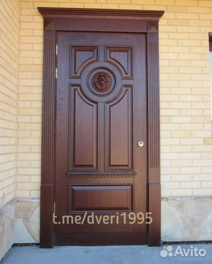 Металлические парадные двери с массивом