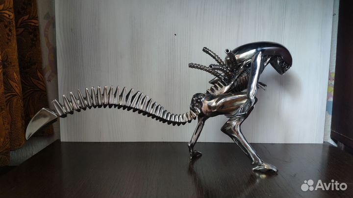 Фигурка чужой