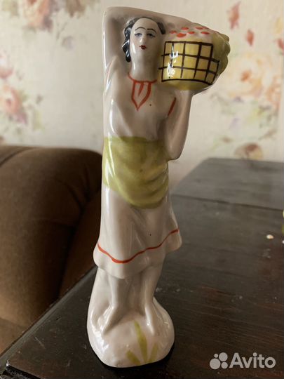 Статуэтка фарфор девушка с корзиной