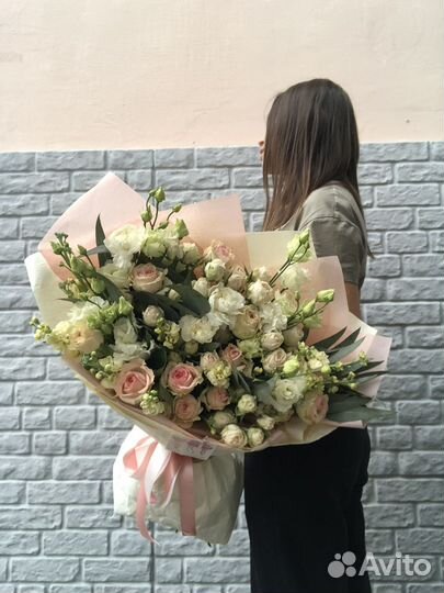 Букет с кустовыми розами, эустомой и эвкалиптом