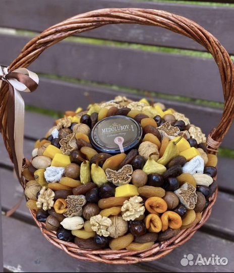 Подарочные корзины с сухофруктами и орехами