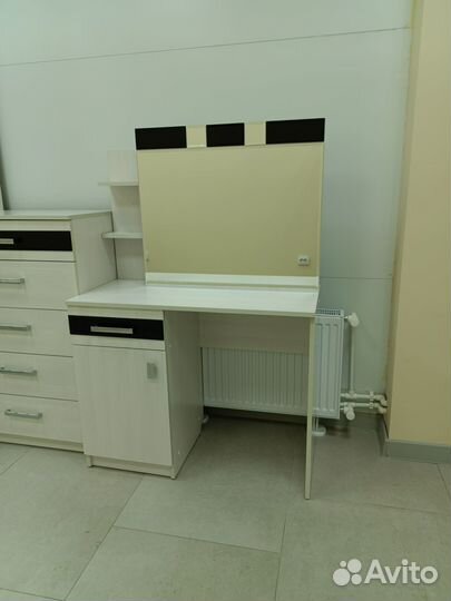 Туалетный столик с зеркалом