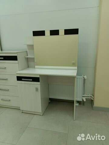 Туалетный столик с зеркалом