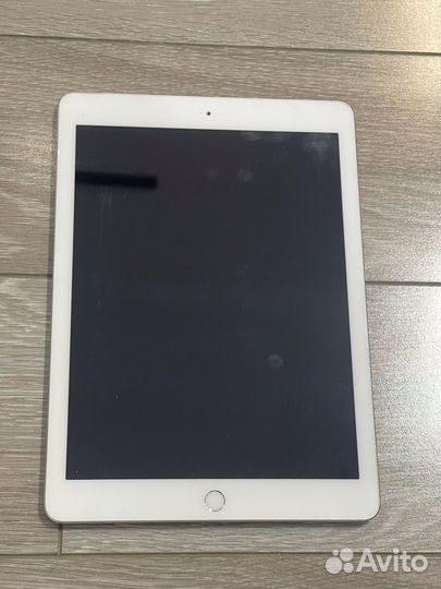 Apple iPad 2017 9.7 дюйма 128 GB Wi-Fi + GSM